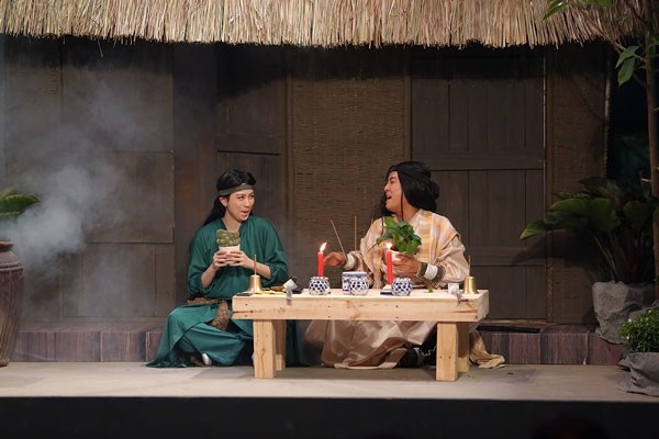 Gil Lê tuyên bố tình cảm với Chi Pu chỉ là… giả vờ - 1 Xuất hiện trong chương trình, Gil Lê liên tục bị Trường Giang chất vấn chuyện tình cảm với Chi Pu.