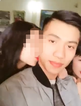 Tuyển thủ U23 Phan Văn Đức bị "hôn trộm", cộng đồng fan bất bình - 2 Cô gái trẻ lôi kéo Văn Đức, trộm hôn trước sự chứng kiến của nhiều fan (Ảnh chụp lại từ clip)