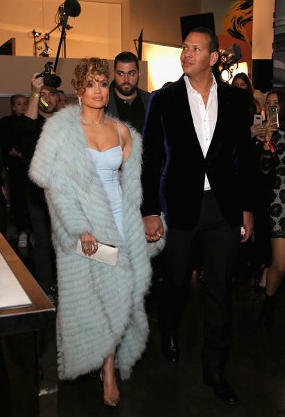 Jennifer Lopez trẻ đẹp ngỡ ngàng - 2
Diva 49 tuổi sánh bên bạn trai Alex Rodriguez - 1 người kém cô 6 tuổi