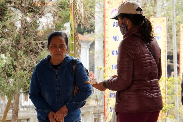 Người ném tiền lên kiệu rước ấn có thể bị ghi hình, nhắc tên - 2
Một người kinh doanh chèo kéo khách đổi tiền lẻ trong lễ hội đền Trần 2017