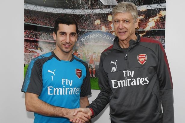 
Mkhitaryan (trái) gia nhập Arsenal sau khi Pháo thủ đổi người với MU
