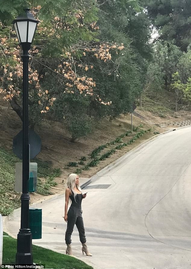 
Ở góc chụp này, Paris Hilton thực sự đã trở thành chị em sinh đôi của Kim Kardashian.
