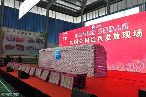Công nhân xếp hàng nhận thưởng Tết từ “bức tường tiền“ - 1 Bức tường tiền để phát thưởng cho nhân viên dịp cuối năm