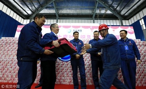 Công nhân xếp hàng nhận thưởng Tết từ “bức tường tiền“ - 2 Nhân viên xếp hàng lĩnh tiền thưởng Tết