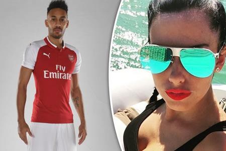 Cổ động viên Arsenal “dậy sóng” vì cô bạn gái xinh đẹp của Aubameyang - 1 Vừa cập bến Arsenal, Aubameyang và bạn gái đã rất được chú ý
