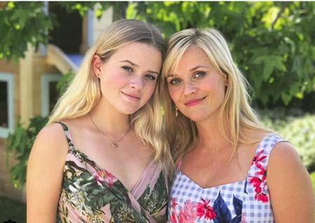 Choáng váng khi hậu duệ nhà “sao” còn tỏa sáng hơn phụ huynh - 16 Reese Witherspoon và Ava Phillippe cũng là một cặp mẹ con xinh đẹp nức tiếng tại Hollywood