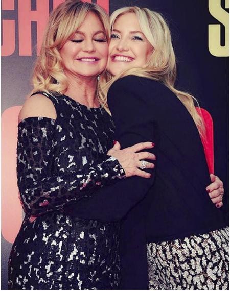 Choáng váng khi hậu duệ nhà “sao” còn tỏa sáng hơn phụ huynh - 18 Hai mẹ con Goldie Hawn và Kate Hudson vốn trông rất giống nhau, đều xinh đẹp, vui tươi và cuốn hút