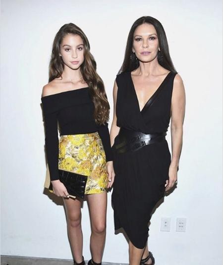 Choáng váng khi hậu duệ nhà “sao” còn tỏa sáng hơn phụ huynh - 19 Có mẹ là Catherine Zeta-Jones, bố là Michael Douglas nên chẳng ai cảm thấy ngạc nhiên khi Carys Zeta Douglas càng lớn càng xinh đẹp
