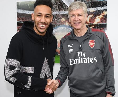 Cổ động viên Arsenal “dậy sóng” vì cô bạn gái xinh đẹp của Aubameyang - 6 Các cổ động viên Arsenal đều mong chờ màn ra mắt của Aubameyang