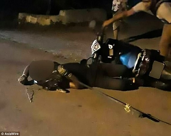 Bắt được trăn “khủng”, chàng trai bị quấn chết trên đường mang đi bán - 1 Thi thể Kosnan được tìm thấy bên cạnh chiếc xe máy