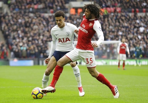 Tottenham 1-0 Arsenal: Sự khác biệt bởi Harry Kane - 6
Alli (trái) tranh bóng với Elneny (phải)