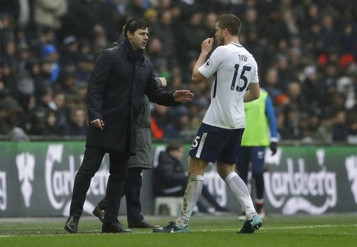 Tottenham 1-0 Arsenal: Sự khác biệt bởi Harry Kane - 2
Pochettino (trái) gọi Dier ra dặn dò