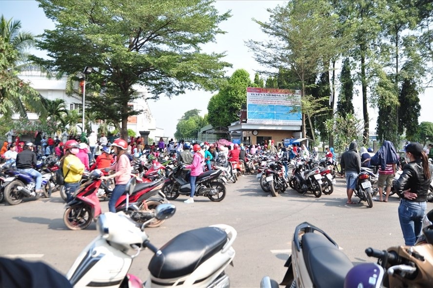Cận Tết, gần 2.000 công nhân bị nợ lương 13,6 tỷ đồng - 1
Công nhân tập trung trước cổng Cty để đòi tiền lương tháng 1.2018