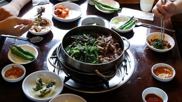 Nhà hàng thịt chó ở Pyeongchang vẫn mở cửa đón khách trong thời gian thế vận hội - 2 Nhiều người cao tuổi ở Hàn Quốc vẫn thích ăn thịt chó vì tin rằng nó cung cấp nhiều năng lượng và chất dinh dưỡng