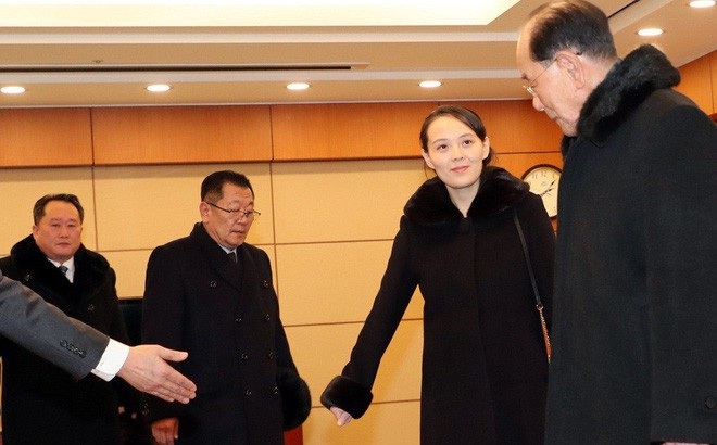 Cử chỉ trong phòng VIP hé lộ sự quyền lực của em gái ông Kim Jong-un - 2
Cô Kim Yo-jong lịch sự đáp lễ khi được Chủ tịch Quốc hội Triều Tiên Kim Yong-nam mời ngồi trước tiên. (Ảnh: KCNA)