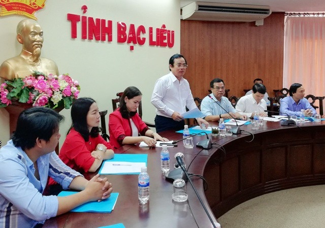 Chủ tịch tỉnh Bạc Liêu Dương Thành Trung (người đứng) cho rằng, tỉnh này biết chọn đúng điểm rơi để kêu gọi các nhà đầu tư về tỉnh.