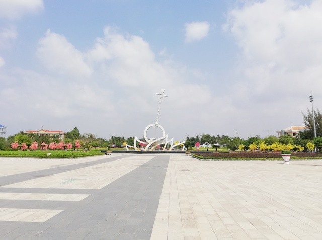 Xứ “Công tử Bạc Liêu” rộn ràng đón xuân mới - 3 Quảng trường Hùng Vương với biểu tượng Cây đờn kìm tràn ngập sắc mai vàng và đào hồng 2 bên.