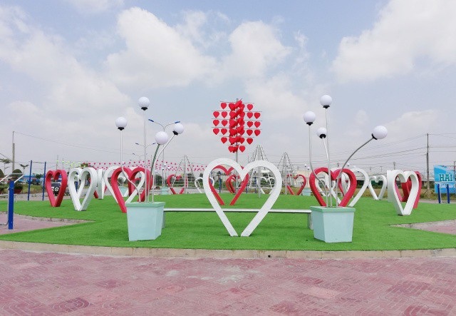 Xứ “Công tử Bạc Liêu” rộn ràng đón xuân mới - 17 Con đường tình yêu nổi bật với nhiều hình trái tim dành cho ngày Valentine 14/2 tại một khu dân cư ở TP Bạc Liêu.