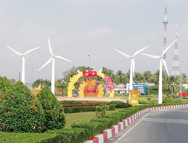 Xứ “Công tử Bạc Liêu” rộn ràng đón xuân mới - 1
Cửa ngõ vào trung tâm TP Bạc Liêu hướng từ Cà Mau đi lên nổi bật với hình ảnh những cột điện gió Bạc Liêu. Điện gió được xem là một trong những dự án lớn nhất của tỉnh Bạc Liêu hiện nay.
