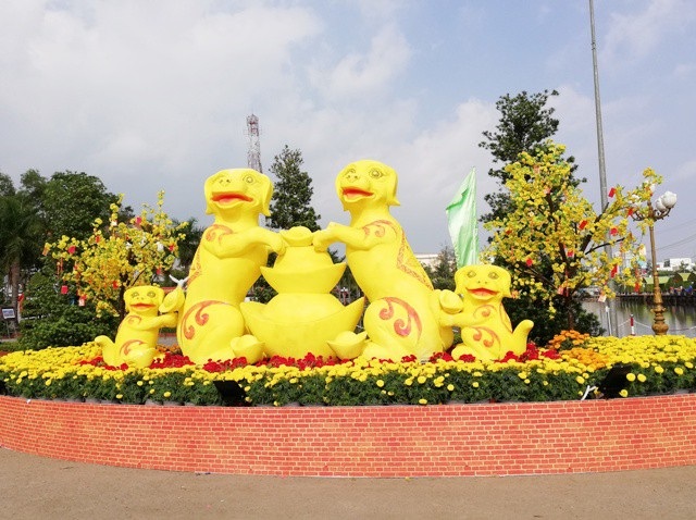 Xứ “Công tử Bạc Liêu” rộn ràng đón xuân mới - 15 Thị xã Giá Rai cũng nổi bật với hình ảnh dưa hấu xanh tươi và gia đình nhà chó màu vàng may mắn.
