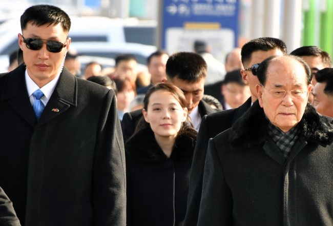 Cử chỉ trong phòng VIP hé lộ sự quyền lực của em gái ông Kim Jong-un - 1
Em gái ông Kim Jong-un được bảo vệ nghiêm ngặt khi đáp xuống sân bay Hàn Quốc. (ẢNh: Korea Times)