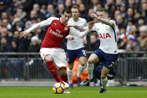 Tottenham 1-0 Arsenal: Sự khác biệt bởi Harry Kane - 3
Mkhitaryan (trái) cố gắng vượt qua sự truy cản của Trippier