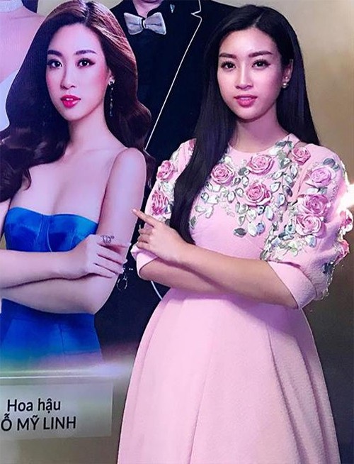 "Cô Đẩu" Công Lý được vợ cũ và con trai đến ủng hộ đóng Táo Quân - 8 Hoa hậu Đỗ Mỹ Linh không ngại tự so sánh vui giữa ảnh trên mạng và thực tế. Nhiều người nhận xét, dù ảnh poster đã qua chỉnh sửa nhưng nhan sắc xinh đẹp của cô có sự tương đồng trong ảnh với đời thực.
