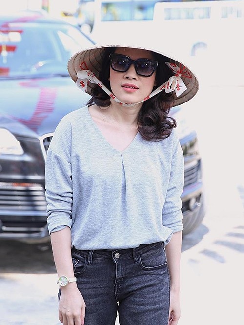 "Cô Đẩu" Công Lý được vợ cũ và con trai đến ủng hộ đóng Táo Quân - 13 Hình ảnh Mỹ Tâm đội nón, đeo kính râm và diện trang phục bình dị trong chuyến đi từ thiện tạo nhiều tình cảm thú vị cùng khán giả.