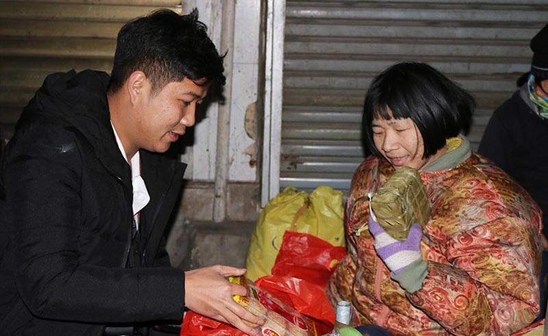 Đêm lạnh mang hơi ấm Tết đến với người vô gia cư - 5 Đêm lạnh mang hơi ấm Tết đến với người vô gia cư - 5