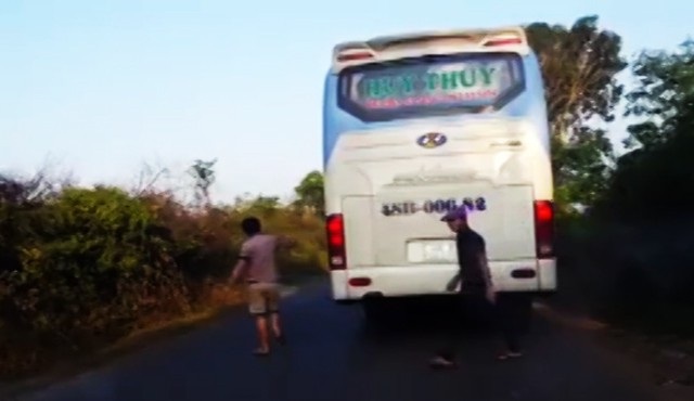 Xe khách lấn làn gây tai nạn, tài xế xuống nghía đuôi xe mình rồi... đi tiếp? - 2 Hai người trên xe khách bước xuống rồi nhanh chóng lên xe đi tiếp mà không giúp đỡ người bị nạn (ảnh cắt từ clip)