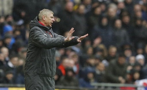Tottenham 1-0 Arsenal: Sự khác biệt bởi Harry Kane - 1
Wenger cố gắng chỉ đạo học trò thi đấu