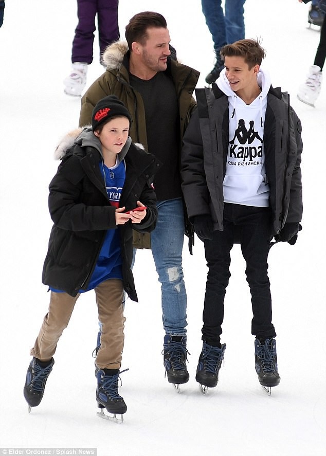 Vẻ đáng yêu của con gái Victoria Beckham - 6
Đại gia đình Beckham tới New York cổ vũ Victoria chuẩn bị ra mắt BST thời trang mới