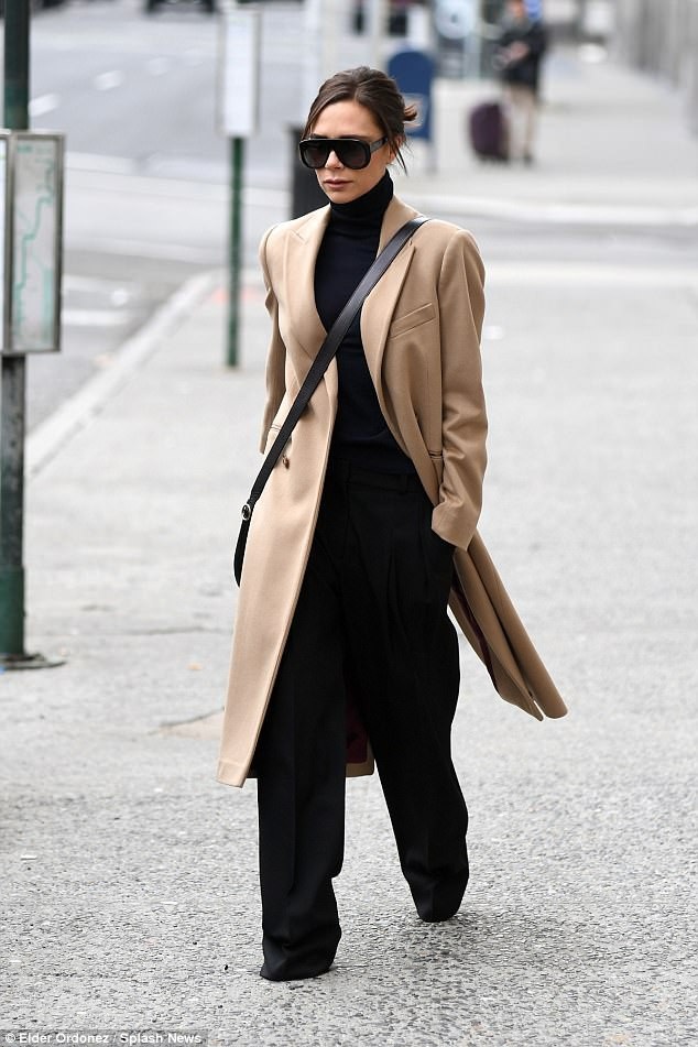 Vẻ đáng yêu của con gái Victoria Beckham - 8
Victoria, 42 tuổi, sành điệu sải bước trên đường phố New York trong trang phục do chính cô thiết kế