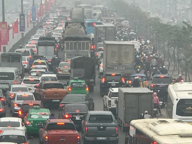 Bất ngờ đàn thiên nga ở hồ Hoàn Kiếm, Hà Nội tắc nghiêm trọng ngày cận Tết - 5 Sáng 10/2, nhằm ngày 25 Tết, hàng ngàn người lao động ở thủ đô Hà Nội tấp nập trở về quê đón Tết cổ truyền, khiến các tuyến đường cửa ngõ ở thủ đô ùn tắc, kẹt cứng kéo dài hàng km. (Ảnh: Trần Thanh)