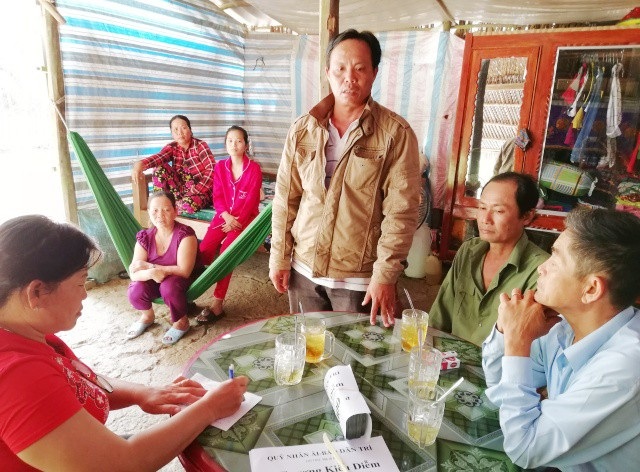 Trao hơn 200 triệu đồng đến cô gái nghèo mơ chút tiền khâu vết thủng ở bụng - 1 Đại diện địa phương gửi lời cảm ơn đến báo Dân trí và bạn đọc báo đã kịp thời hỗ trợ cho hoàn cảnh của em Trương Kiều Diễm.