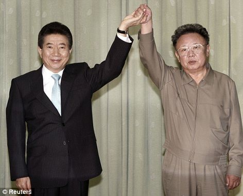 Giải mã đề xuất cuộc gặp lịch sử với Hàn Quốc của ông Kim Jong-un - 2 Cựu Tổng thống Hàn Quốc Roh Moo-hyun (trái) nắm tay cố lãnh đạo Triều Tiên Kim Jong-il trong cuộc gặp tại Bình Nhưỡng năm 2007 (Ảnh: Reuters)