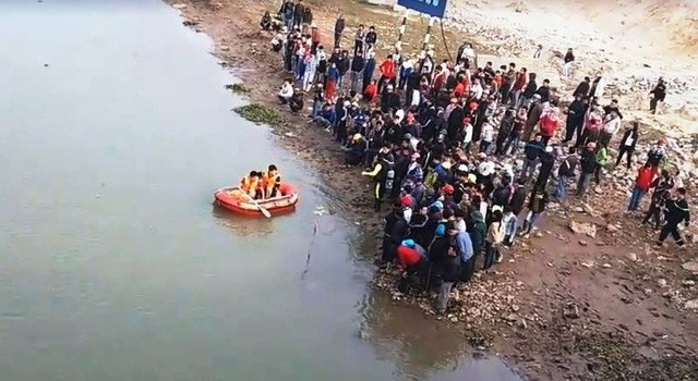 Bất ngờ đàn thiên nga ở hồ Hoàn Kiếm, Hà Nội tắc nghiêm trọng ngày cận Tết - 4 Phát hiện 3 mẹ con bị ngã xuống sông khi đang thả cá chép tiễn ông Công ông Táo, sinh viên Hoàng Đức Hải cùng hai thanh niên khác liền lao xuống cứu đưa cả 3 người vào bờ an toàn. Tuy nhiên, do quá kiệt sức Hoàng Đức Hải đã tử nạn thương tâm.
