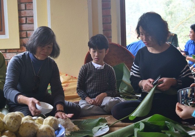 Bất ngờ đàn thiên nga ở hồ Hoàn Kiếm, Hà Nội tắc nghiêm trọng ngày cận Tết - 2 Những ngày cuối năm, hai người con gái cùng cháu, chắt ngoại của Đại tướng Võ Nguyên Giáp đã về Vũng Chùa - Đảo Yến (Quảng Bình)để gói bánh chưng, sửa soạn bàn thờ chuẩn bị đón Tết cổ truyền. Đây cũng là cái Tết thứ 5 kể từ ngày Đại tướng về an nghỉ tại quê mẹ Quảng Bình. (Ảnh: Tiến Thành)