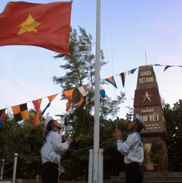 Hình ảnh Tết sớm trên đảo Trường Sa - 7 Chiến sĩ đảo Nam Yết thực hiện nghi lễ kéo cờ