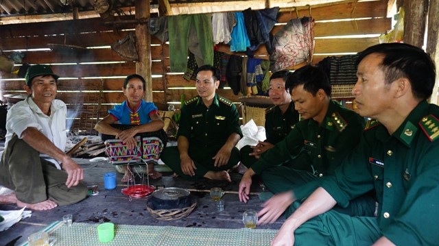 Cựu chiến binh người Thái trồng cam bù bán Tết thu cả trăm triệu đồng - 5 Cán bộ chiến sỹ Đồn Biên phòng Thông Thụ (BĐBP Nghệ An) thăm gia đình ông Ngân Văn Thanh. Mô hình kinh tế V-A-C này là một trong những dự án giúp người dân vùng biên thoát nghèo mà Đồn đang triển khai