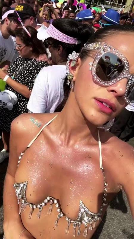 Bạn gái Neymar khoe thân bốc lửa giữa đám đông - 2 Vòng một quyến rũ của Bruna Marquezine khiến đám đông khó có thể rời mắt