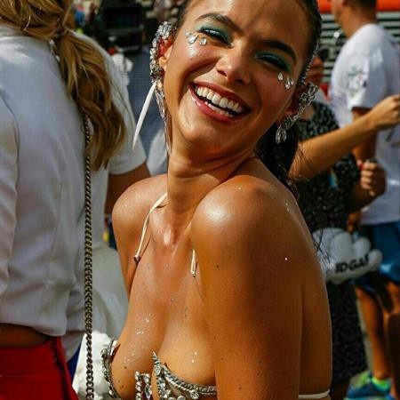 Bạn gái Neymar khoe thân bốc lửa giữa đám đông - 3 Bruna Marquezine tự tin tỏa sáng giữa đám đông