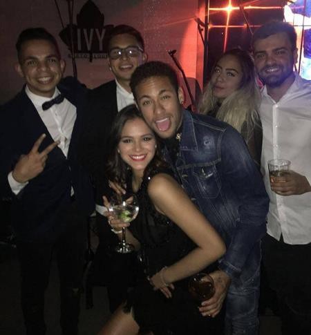 Bạn gái Neymar khoe thân bốc lửa giữa đám đông - 5 Bruna Marquezine vừa tưng bừng mừng sinh nhật bạn trai