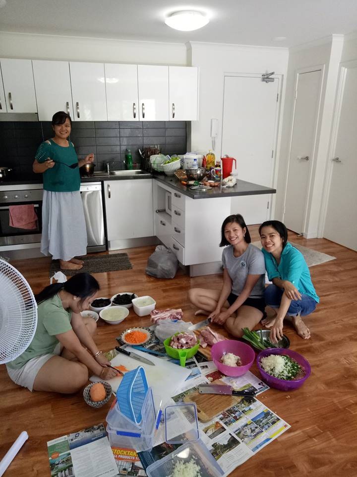 Ấm áp hương vị Tết cổ truyền của cộng đồng người Việt tại Australia - 7 Các nữ nghiên cứu sinh hàng ngày miệt mài nghiên cứu khoa học đã trổ tài vào bếp nấu nướng.