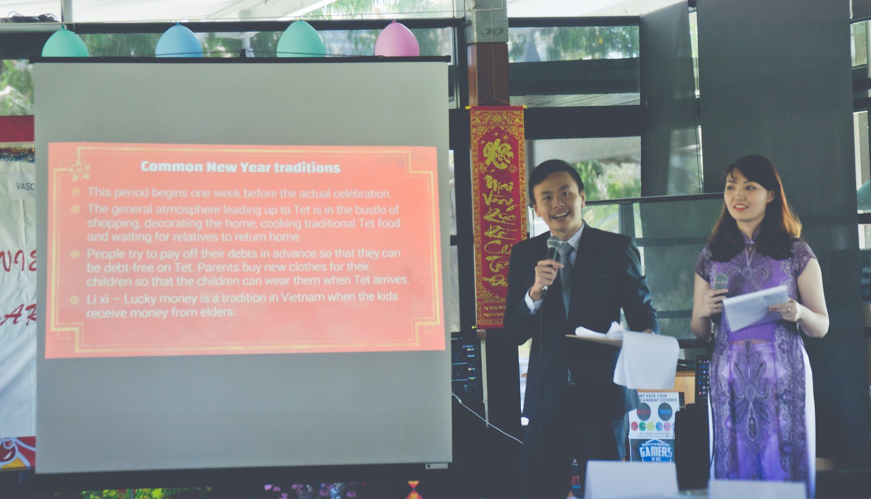 Ấm áp hương vị Tết cổ truyền của cộng đồng người Việt tại Australia - 4 Ngoài ra, cộng đồng người Việt còn công phu chuẩn bị những tiết mục văn nghệ, ca hát mừng xuân mới, chào đón Tết cổ truyền của dân tộc. Thông qua hoạt động này, Hội người Việt Nam tại Sunshine Coast mong muốn tạo mối quan hệ gắn kết, xích lại gần nhau hơn giữa cộng đồng người Việt và người dân bản xứ. Sự kiện cũng đồng thời như một thông điệp của cộng đồng gửi tới người thân đang sinh sống tại Việt Nam về một cái Tết xa quê hương nhưng vẫn sum vầy, đậm nghĩa tình và lưu giữ hồn Việt nơi đất khách.