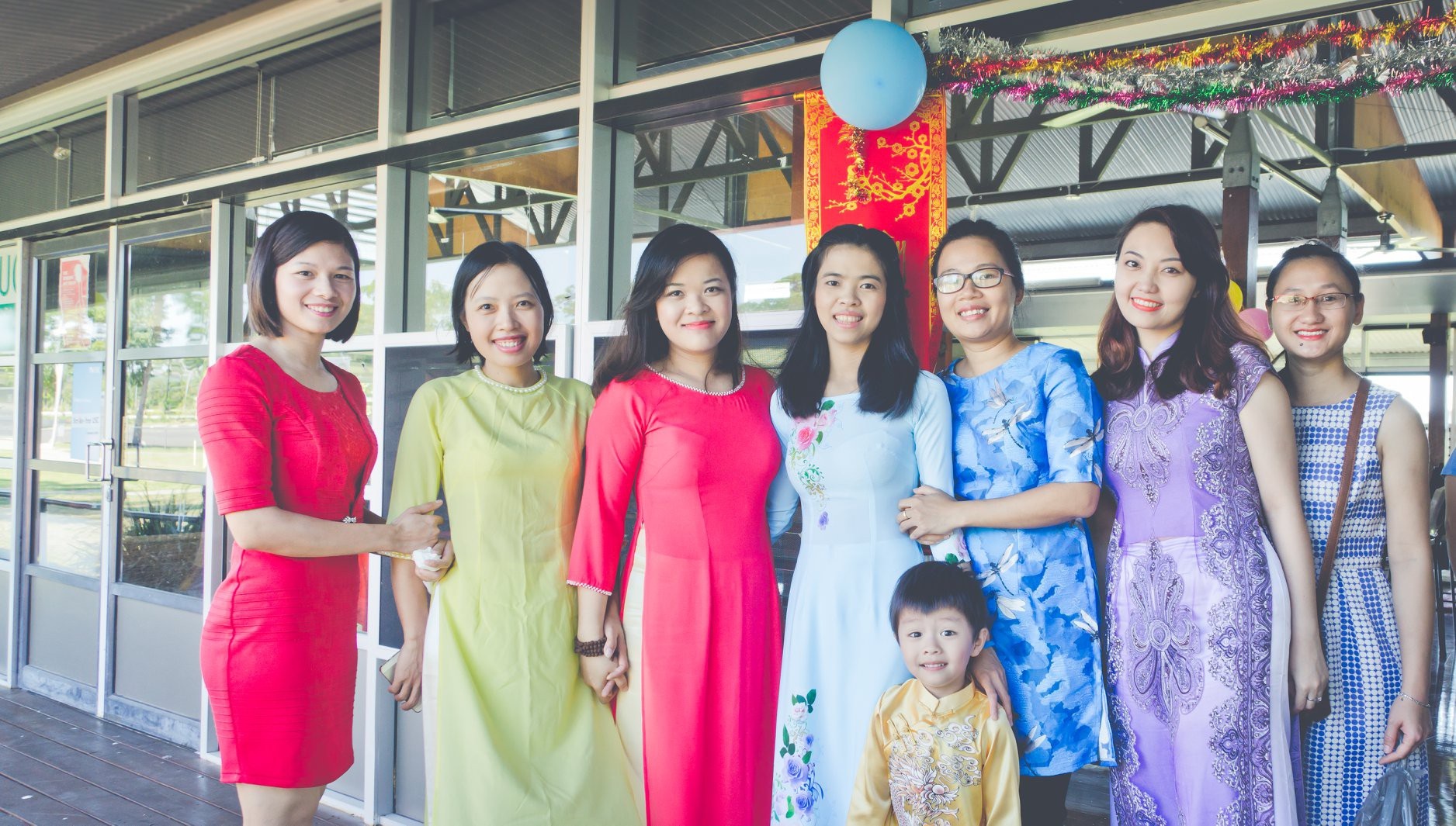 Ấm áp hương vị Tết cổ truyền của cộng đồng người Việt tại Australia - 6 Vào những dịp lễ thiêng liêng, tà áo dài Việt là nét chấm phá hoàn hảo, không thể thiếu của những người phụ nữ Việt trên đất khách.