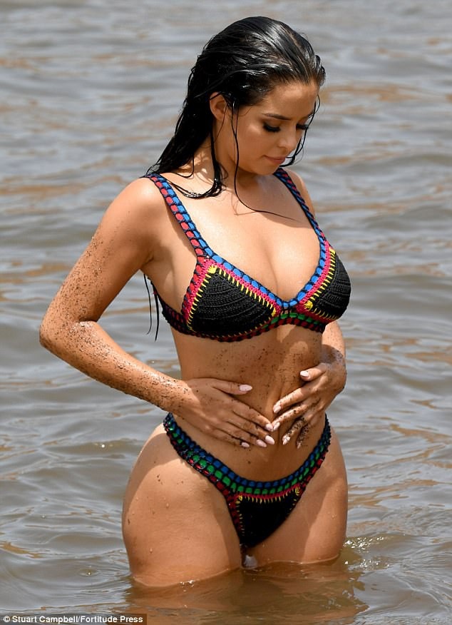 Thân hình bốc lửa của tình cũ Rapper gốc Việt - 1
Demi Rose tung tăng trên sóng nước tại Cape Verde ngày 12/2 vừa qua