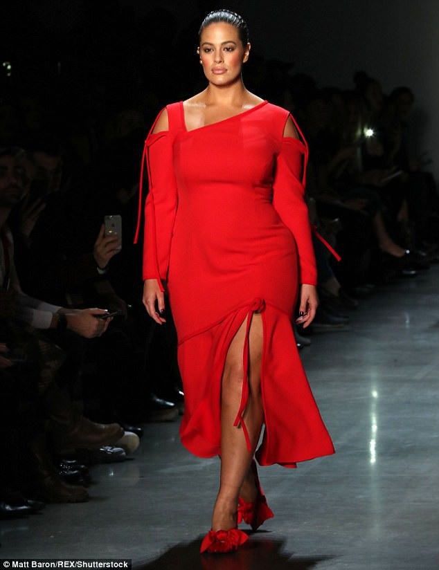 Ashley Graham sải bước tự tin trên sàn catwalk - 1
Ashley Graham trình diễn cho nhãn hiệu Prabal Gurung tại New York Fashion Week diễn ra ngày 13/2 vừa qua