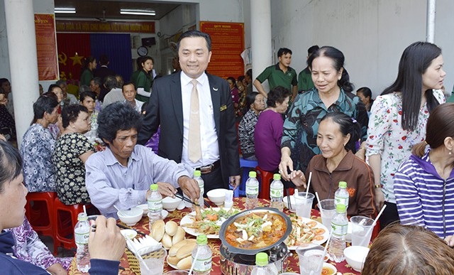 Tập đoàn Mường Thanh gói hơn 2.000 bánh chưng tặng Tết người nghèo - 1 Bữa cơm tình thân tổ chức tại Cà Mau.