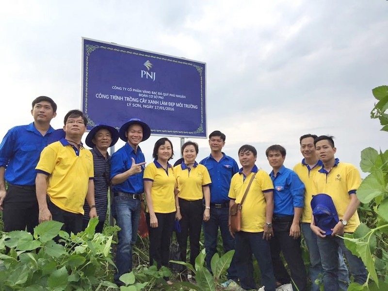 Mang lại màu xanh mùa xuân đến huyện đảo Lý Sơn - 2 Hoạt động trồng 100 cây bàng của PNJ trên đảo Lý Sơn trong năm 2016